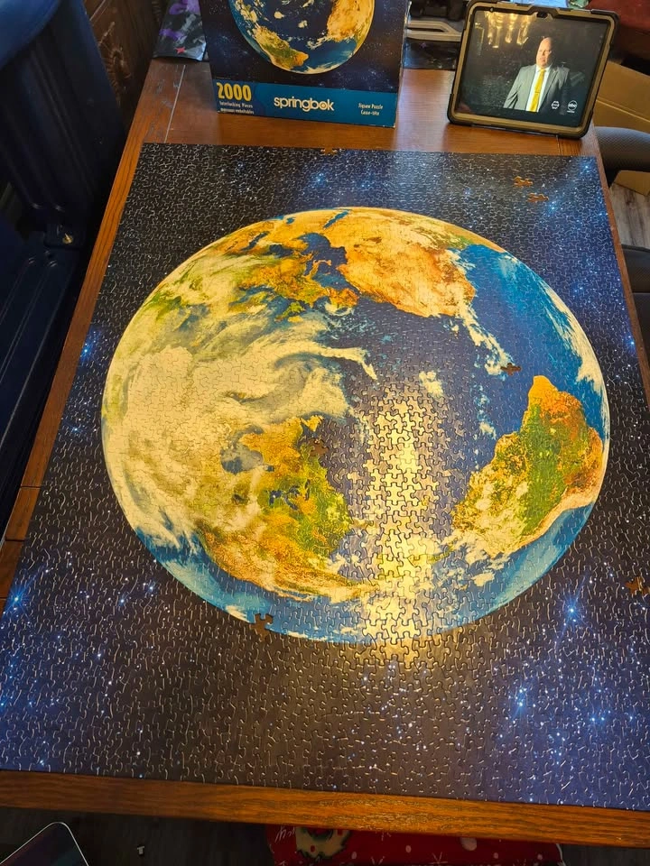 2000 pc Puzzle, missing 7 pcs - photo 2