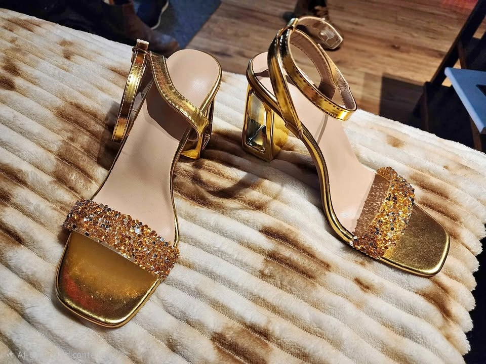 BRAND NEW - Womens SHEIN heels (Size 7)