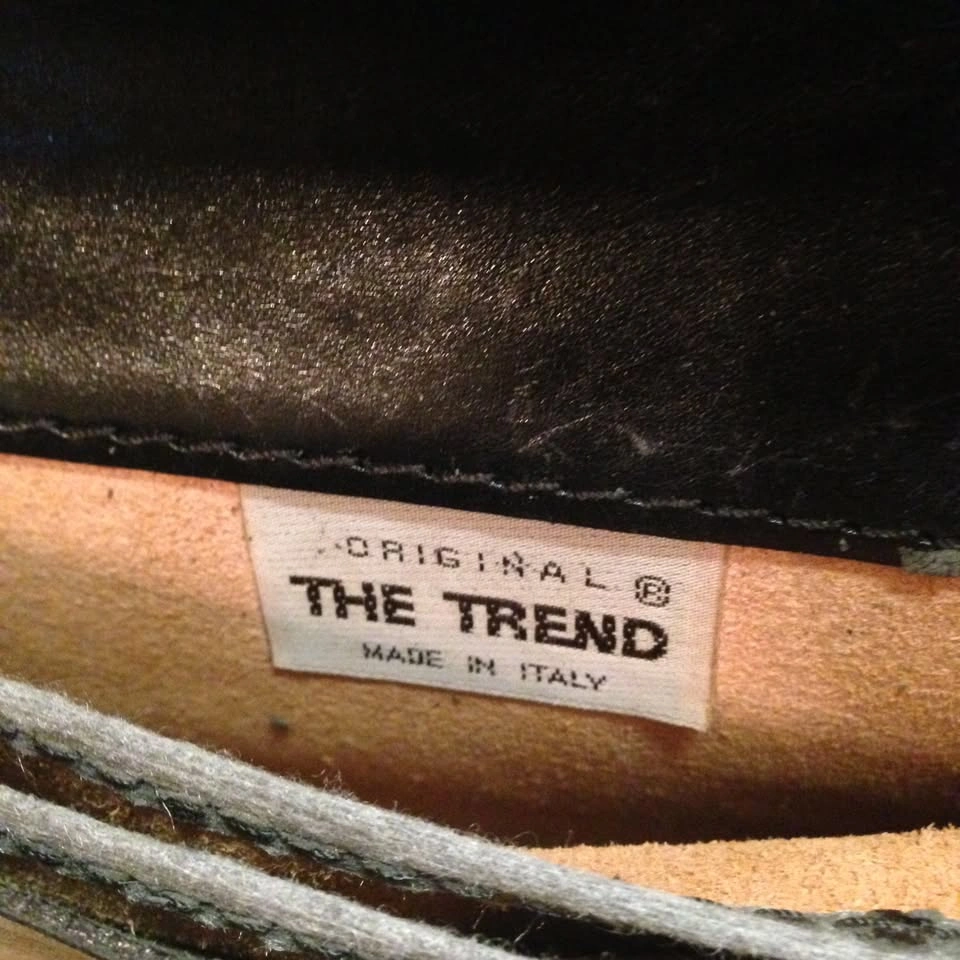 The Trend Made in Italy Black Leather Crossbody Pouch