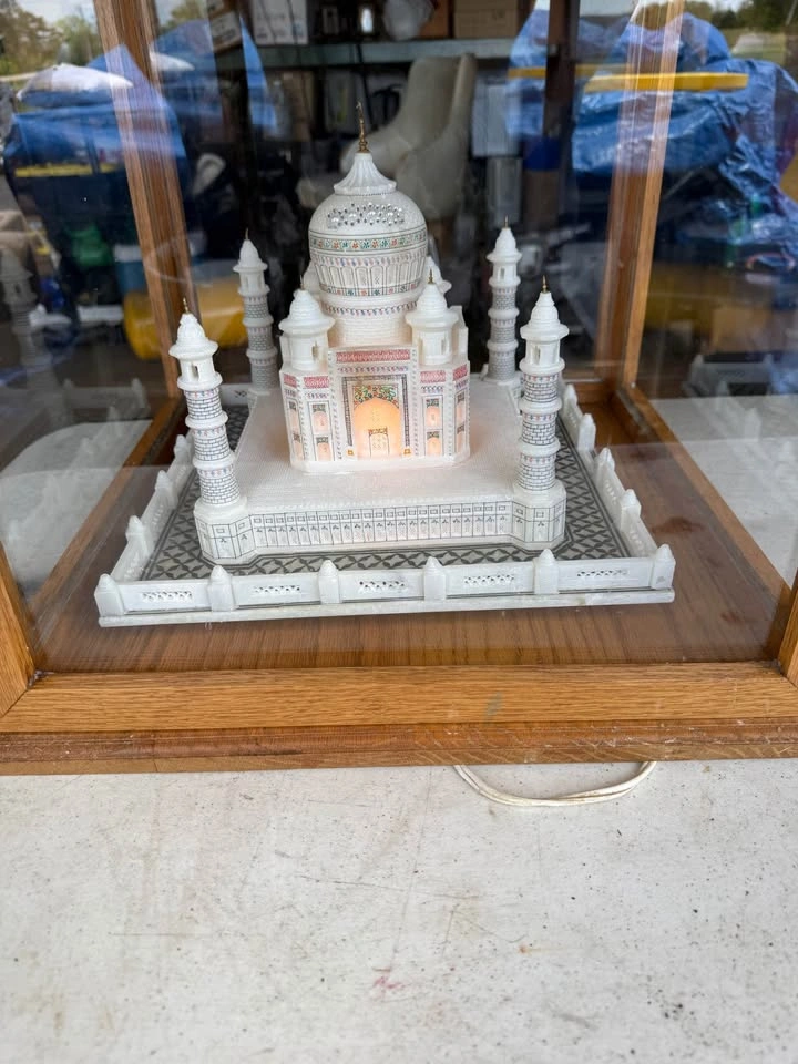 Illuminated Taj Mahal Marble Display in Glass & Oak Case - photo 2