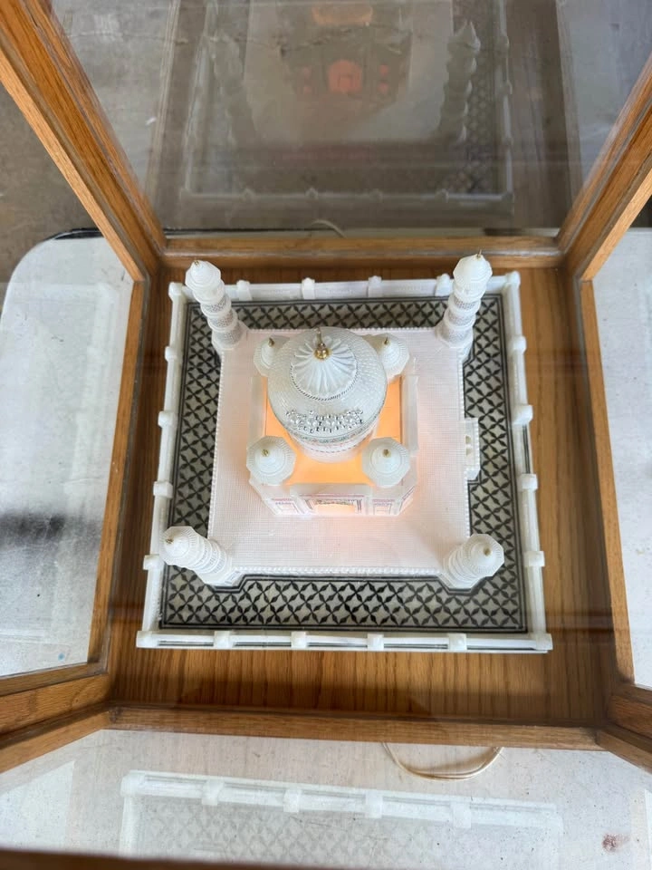 Illuminated Taj Mahal Marble Display in Glass & Oak Case - photo 3