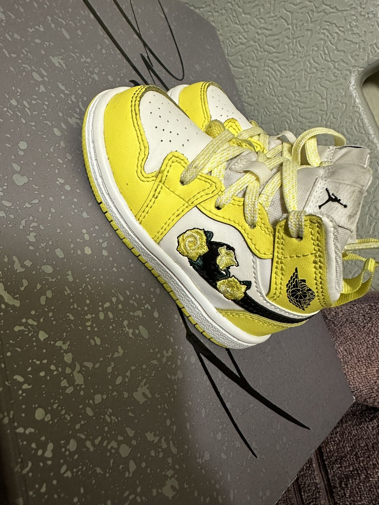 Jordan 1 Mids - photo 2