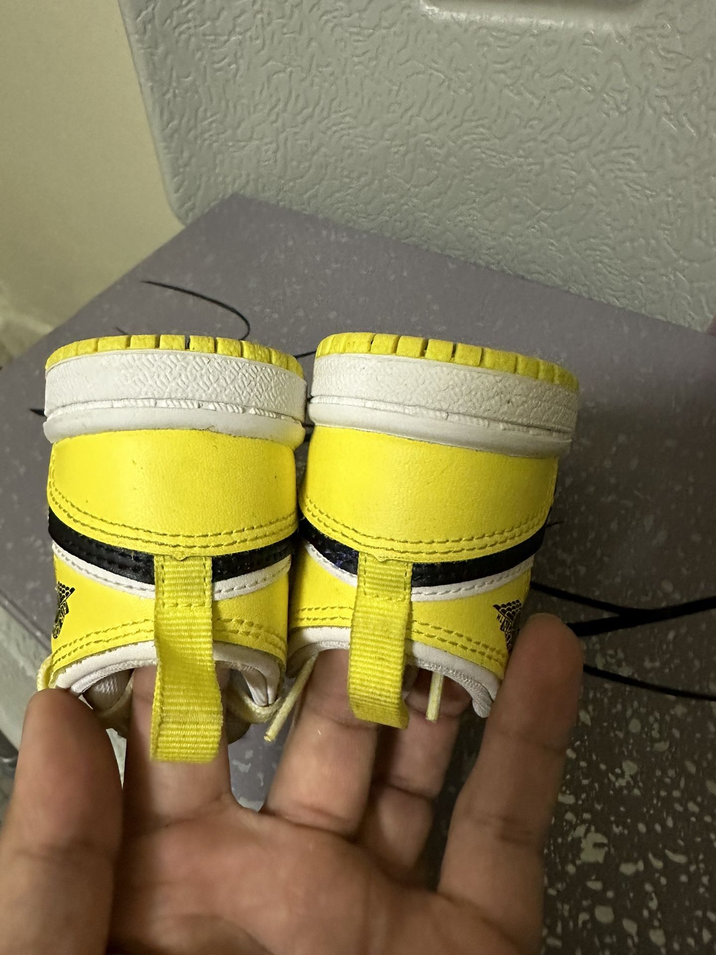 Jordan 1 Mids - photo 3