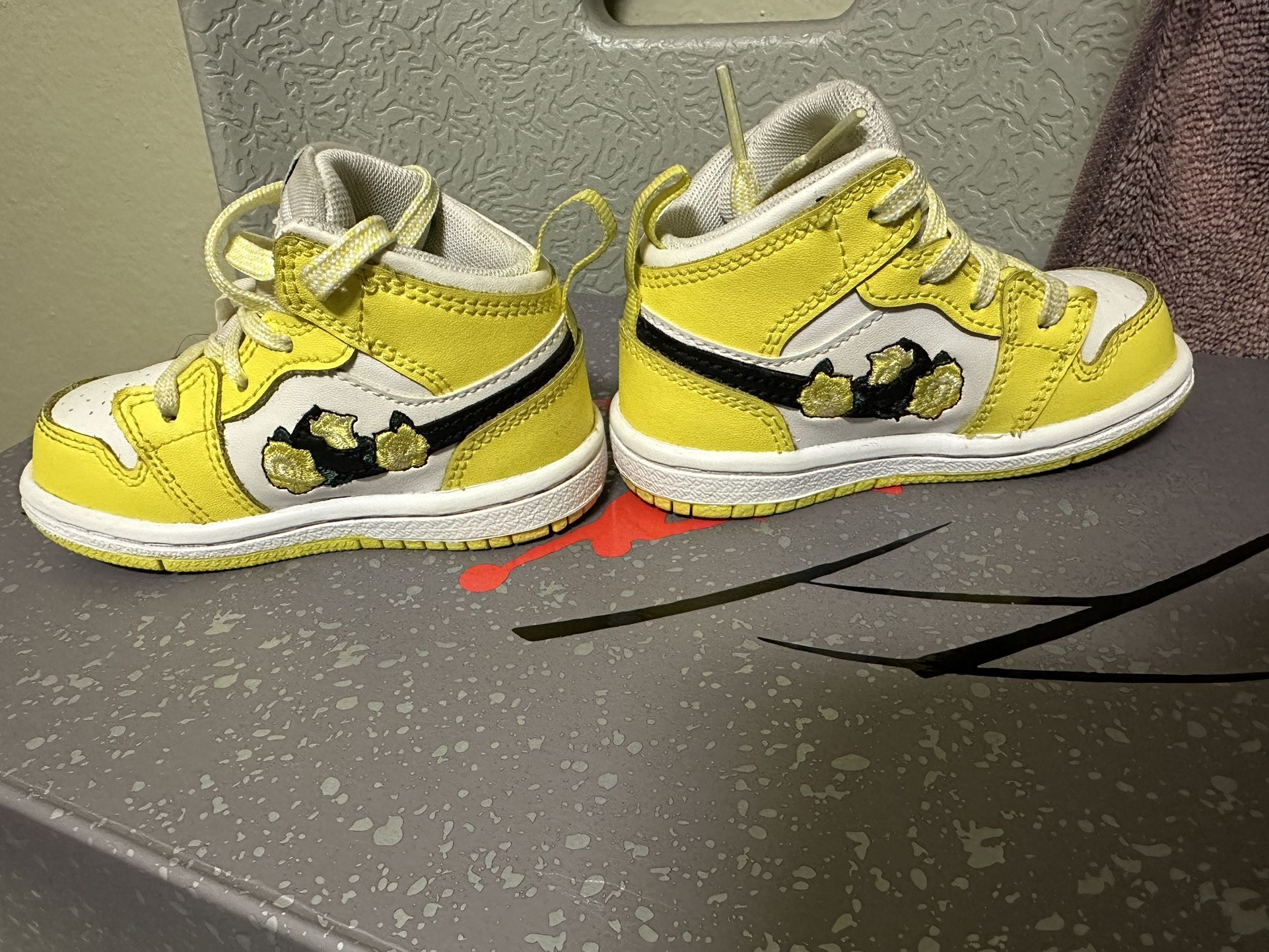 Jordan 1 Mids - photo 5