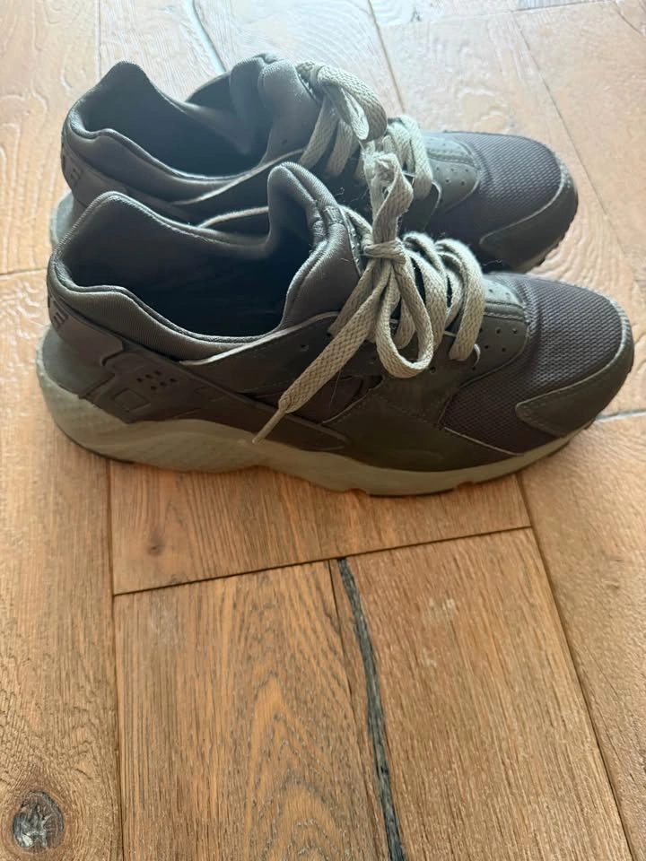 Nike Huraches 7Y/7M or 8.5 Women’s Lightly Used - photo 4