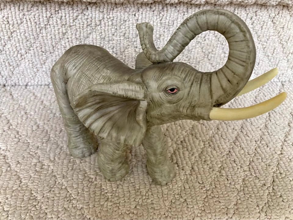 Elephant African Darthome Trumpeting Figurine/Garden Sculpture