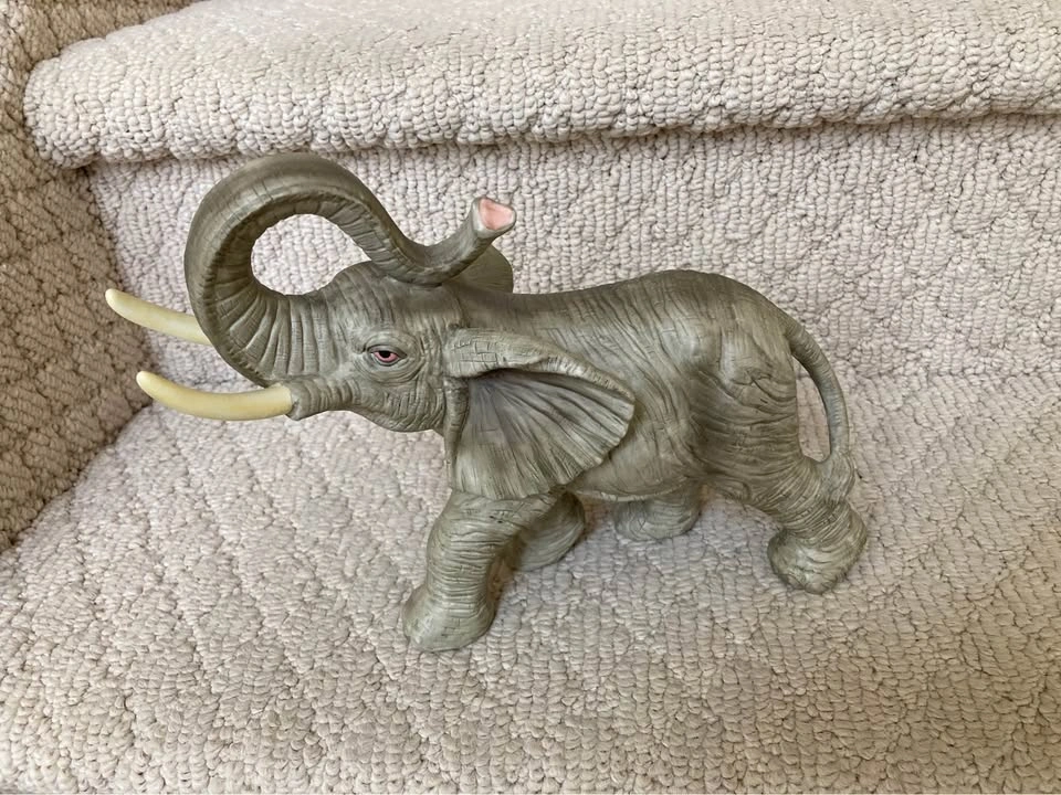 Elephant African Darthome Trumpeting Figurine/Garden Sculpture - photo 2
