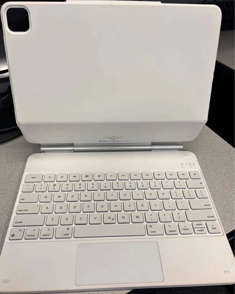 ESR iPad Pro 13” Keyboard Case