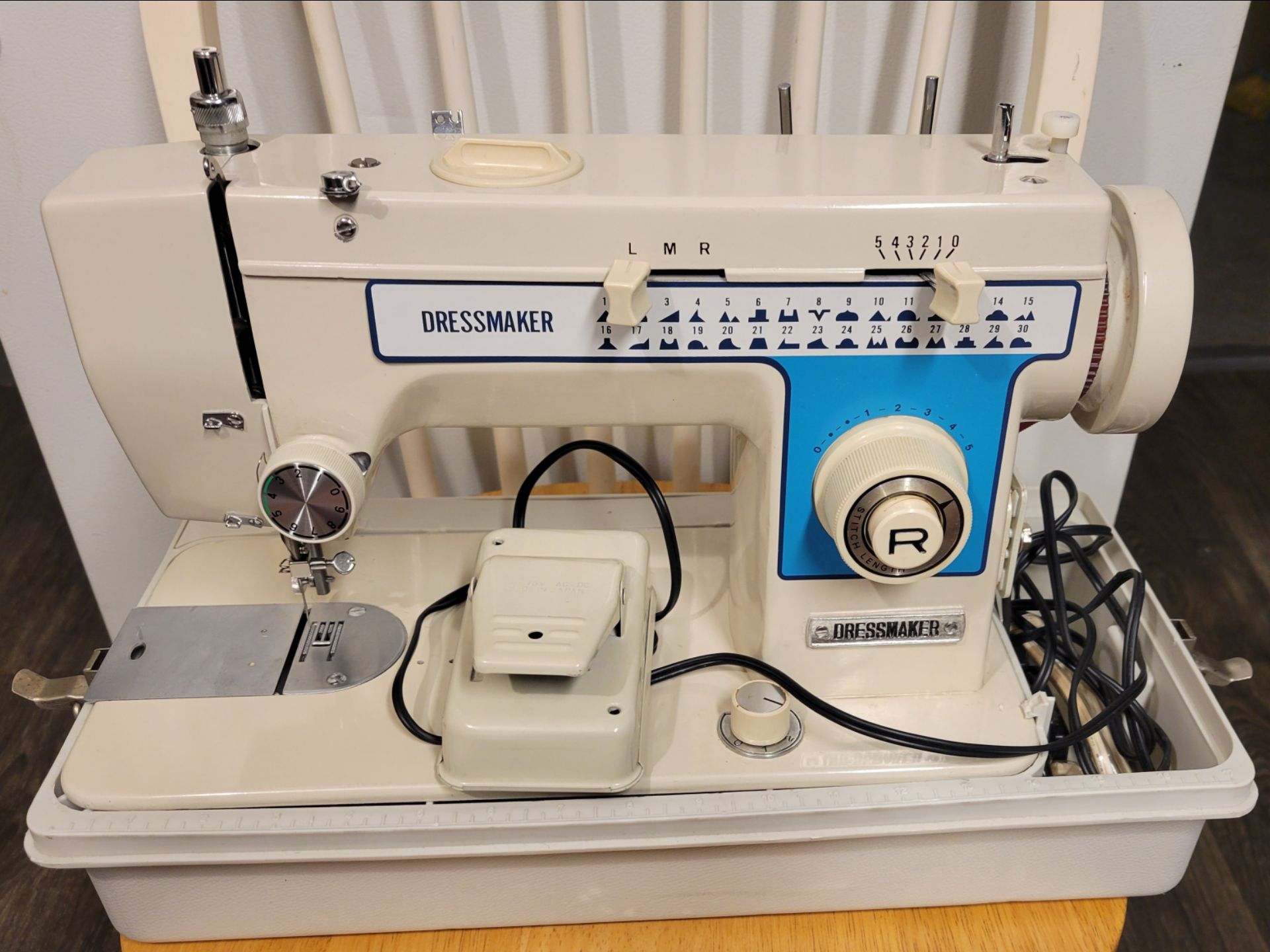Vintage 1960's Dressmaker S-2402 Sewing Machine w/ Case