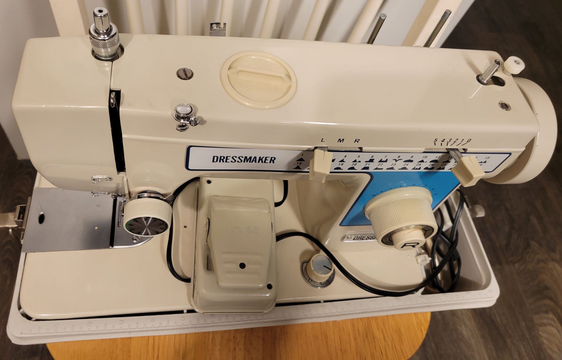 Vintage 1960's Dressmaker S-2402 Sewing Machine w/ Case - photo 4