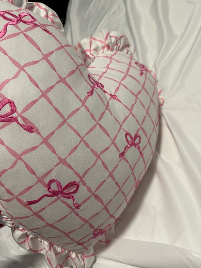 Heart shaped decorative throw pillow - photo 2