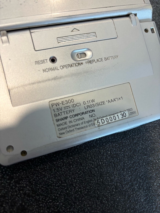 Vintage Sharp Electronic Dictionary (PWE-300) - photo 2