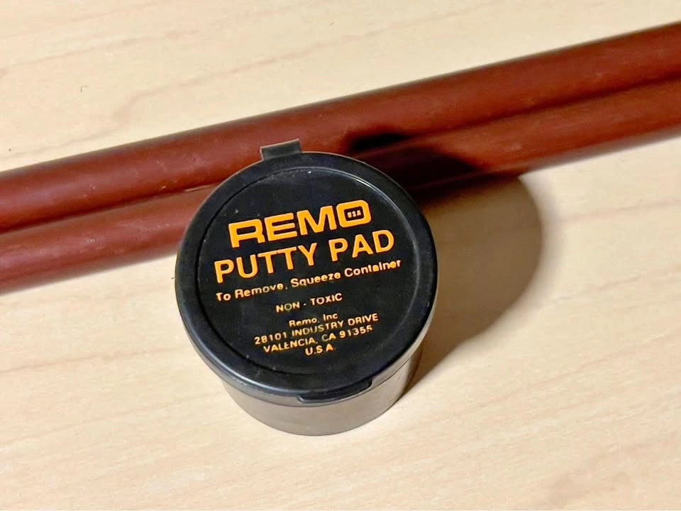 Remo Putty Pad + 16" drumsticks