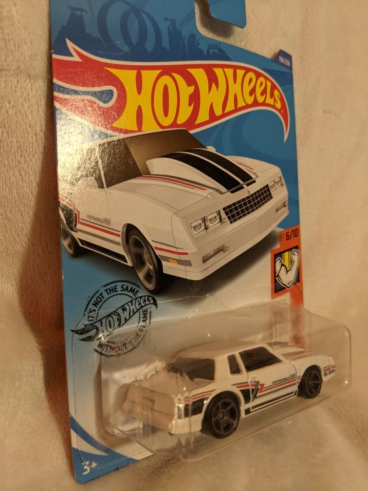 Hotwheels 1986 Chevrolet Monte Carlo SS Musclemania - photo 2
