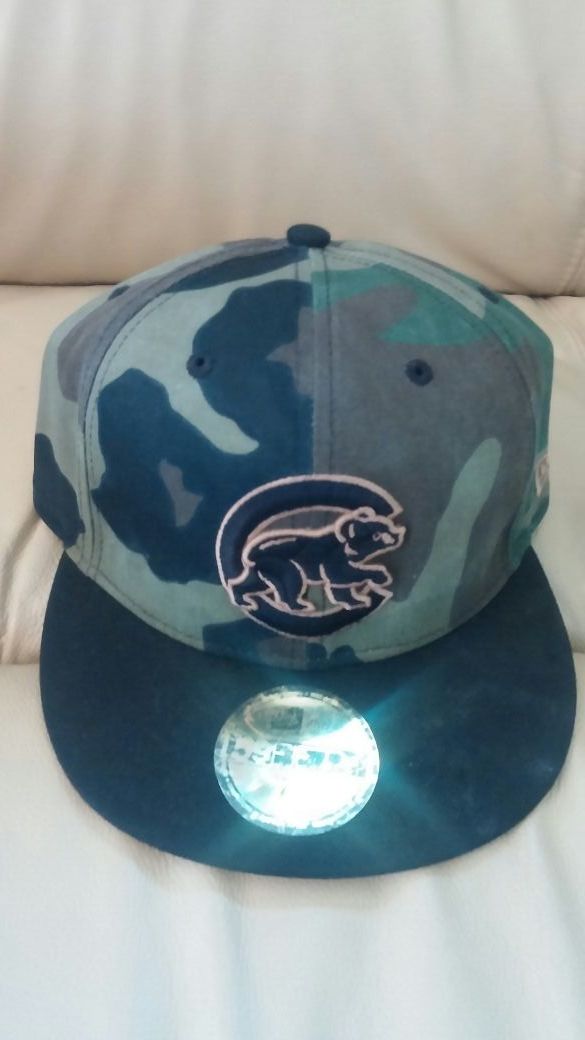NEW ERA Chicago Cubs fitted cap sz 7 and 3/8. $25