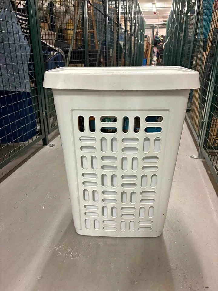 Laundry basket with a lid