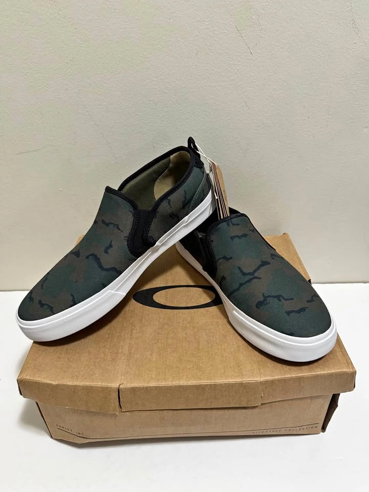 New Men Oakley Slip on Shoes Size 9.5 US Firm Price