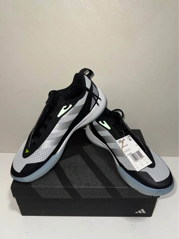 Adidas Men Running Shoes. Size 9.5 & 10 US men. Firm price. Read - photo 4