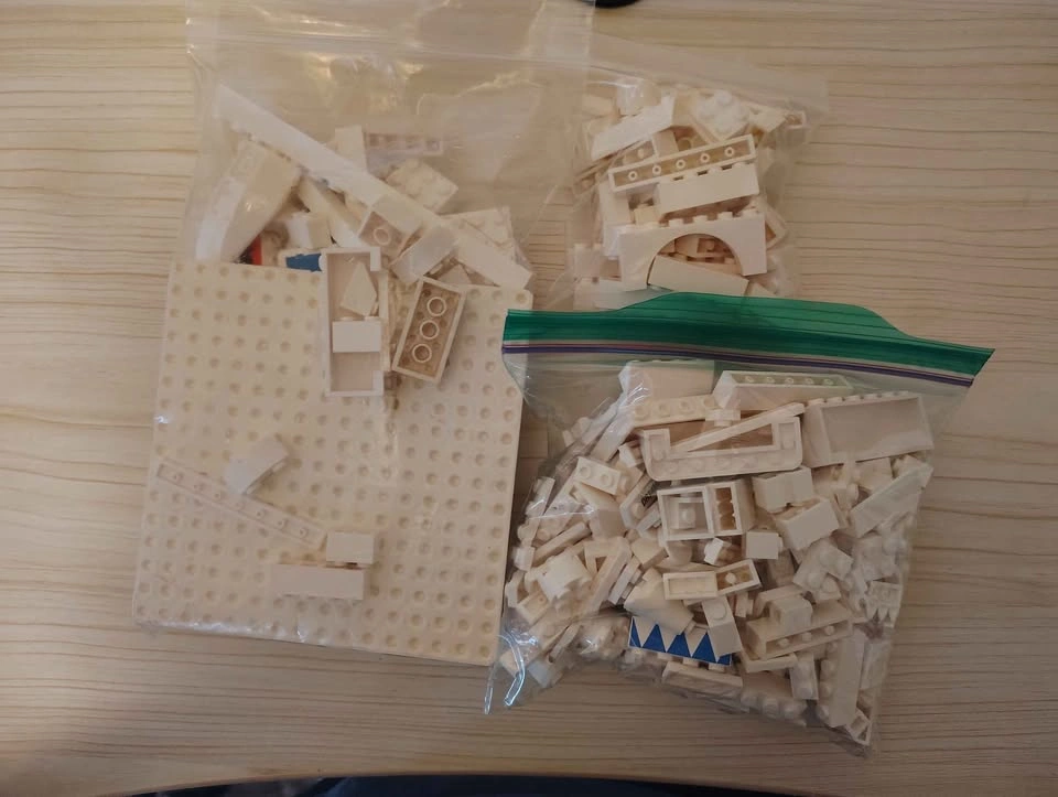 LEGO 1 Pound of White Building Blocks Bulk Lot - photo 2