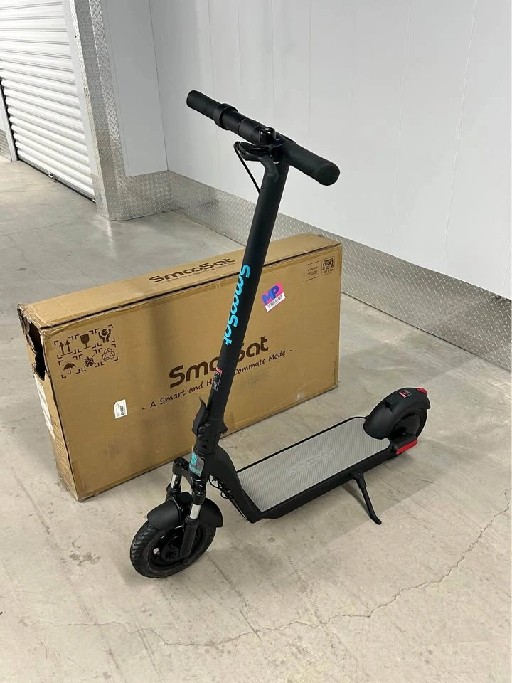 SmooSat MAX Electric Scooter - LIKE NEW