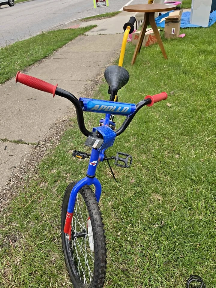 Kids bike w/ removable handle