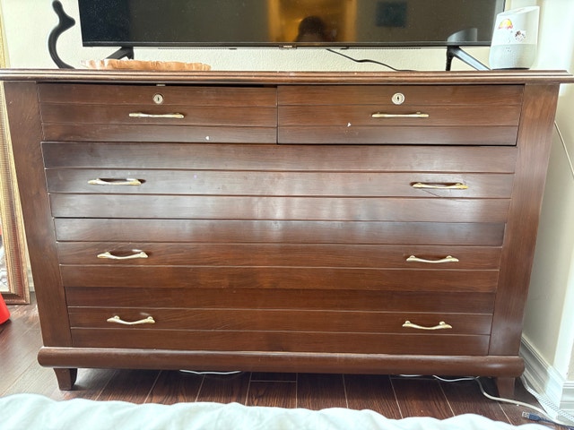Chest of drawers made of Sheeham wood.