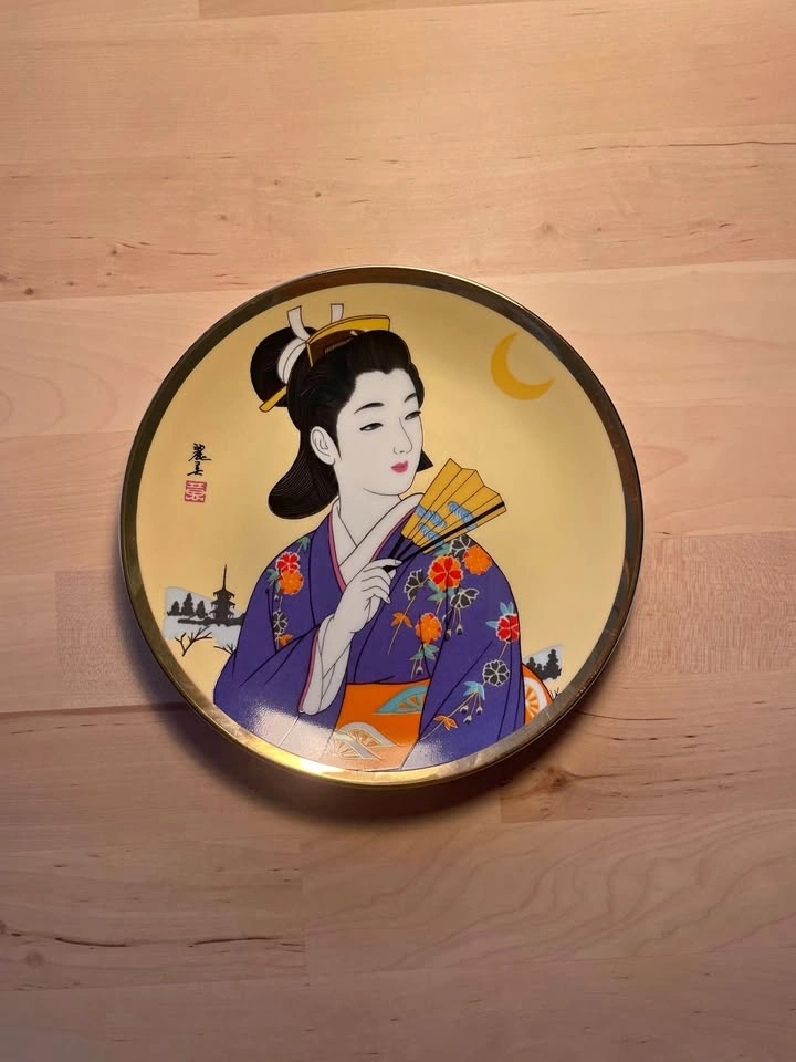 Utsuwa-No-Yakata Vintage Japanese Decorative Plate, Gold Trim