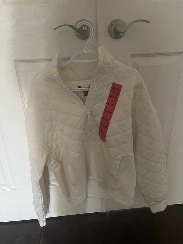 Tilley White Sweater (SIZE M)