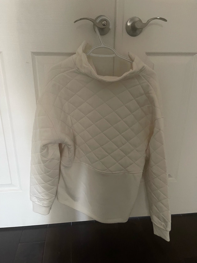 Tilley White Sweater (SIZE M) - photo 2