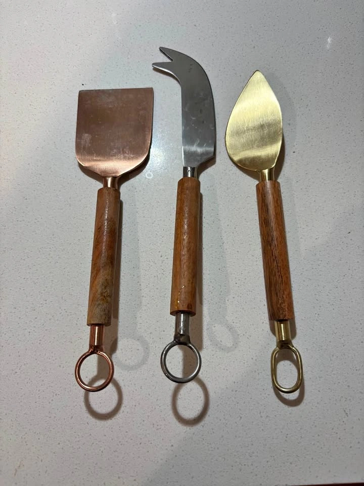 Cheese knife set