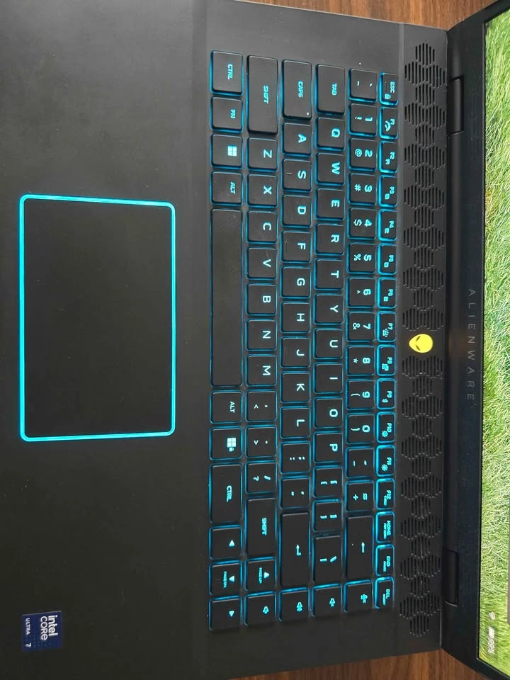 Alienware m16 R2 Gaming Laptop - RTX 4070 | Intel Ultra 7 - photo 3