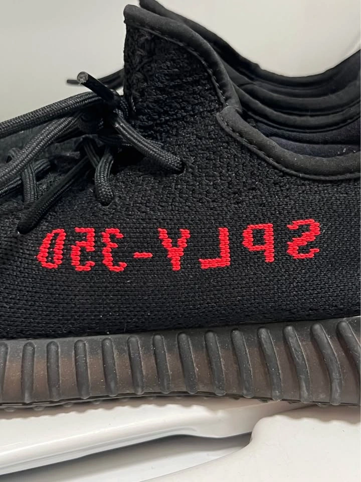 Yeezy Bred Size 10.5 US - photo 4