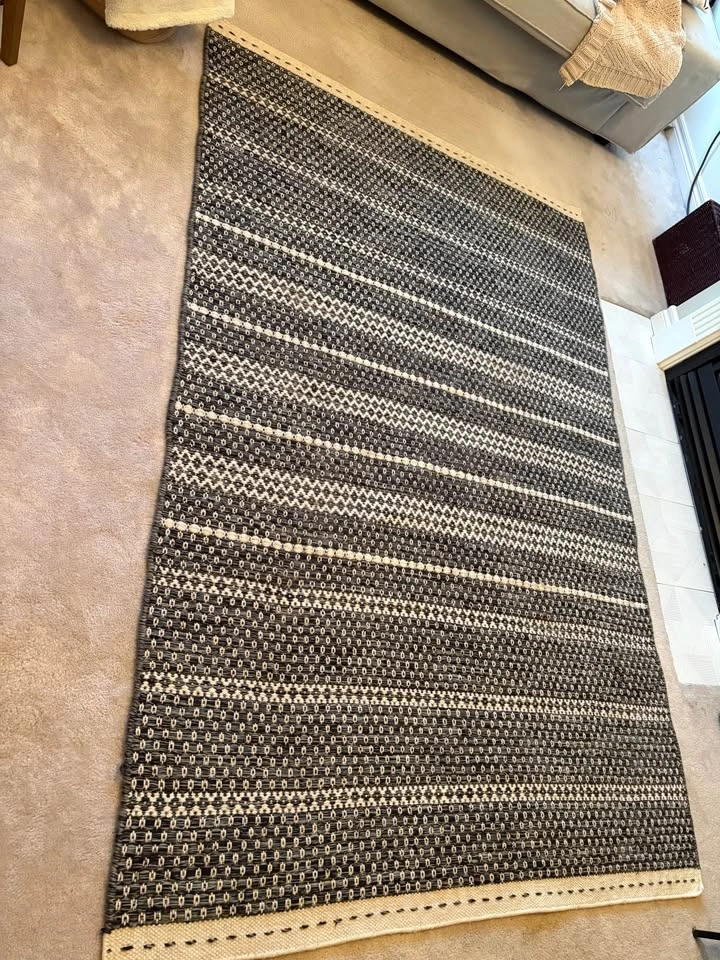 Wool Rug 5ft x 8ft Black and off white. - photo 2