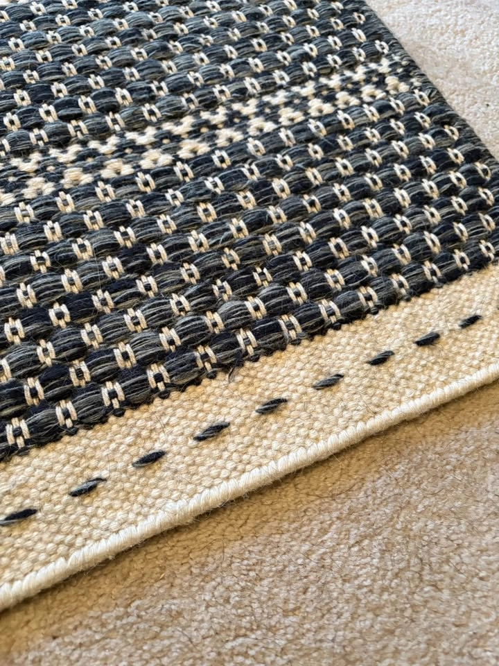 Wool Rug 5ft x 8ft Black and off white. - photo 3