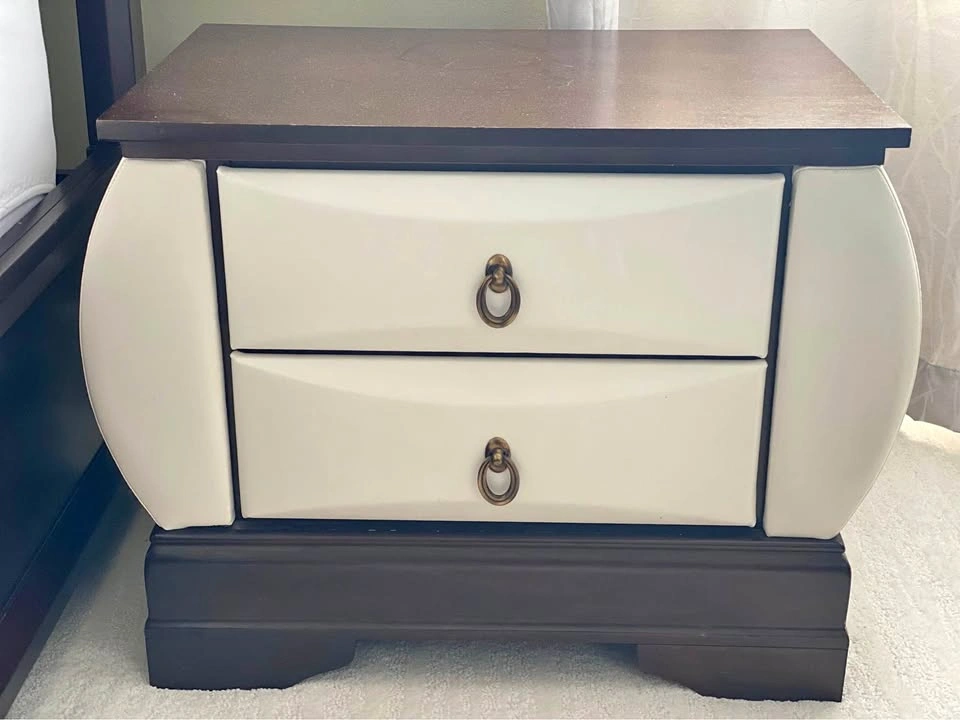 Luxury Pair of Bedside Tables / Nightstands