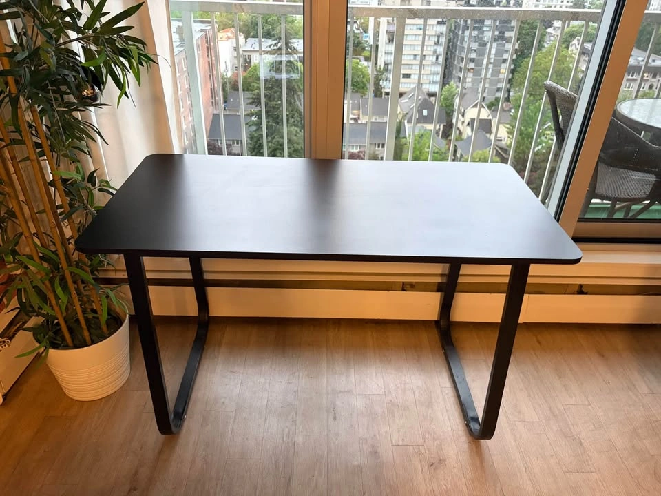 Desk - photo 2