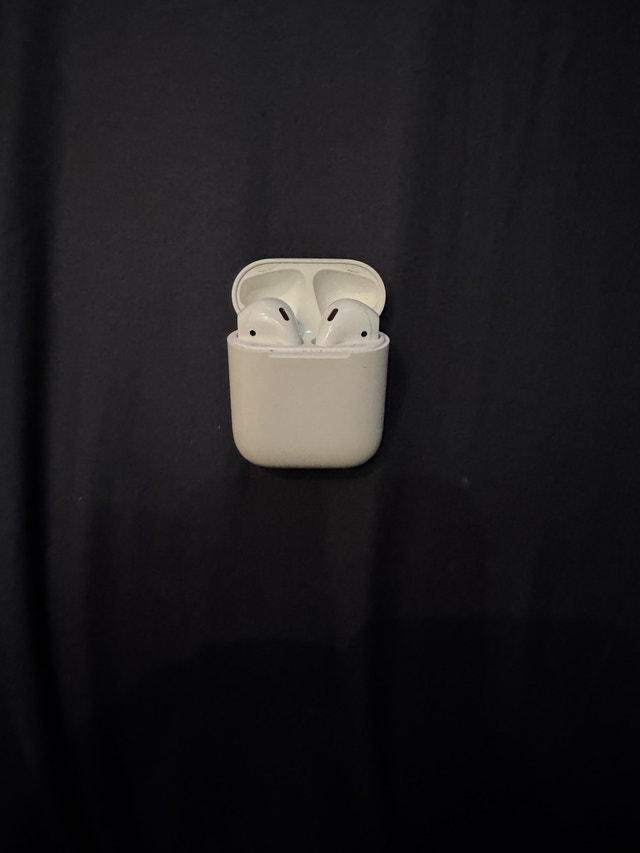 Apple AirPods Gen 1 - photo 3