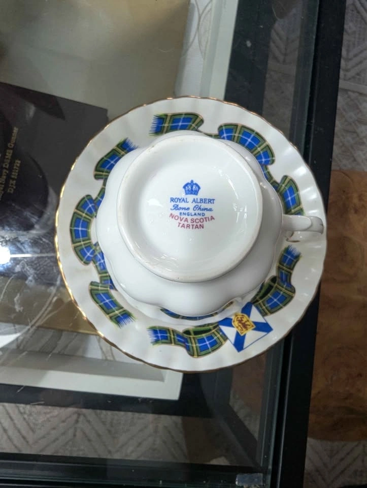 Royal Albert Cup and Saucer - photo 2