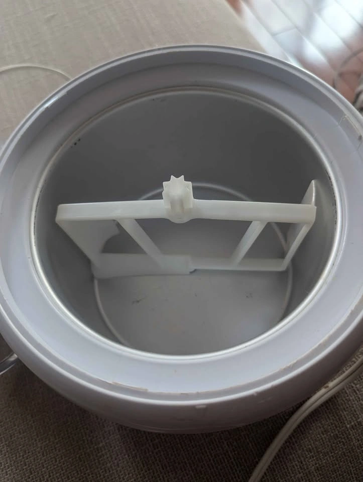 Ice Cream Maker - photo 2