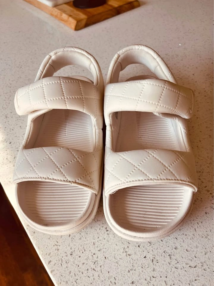 Nike Calm SE Sandal Sz. 8