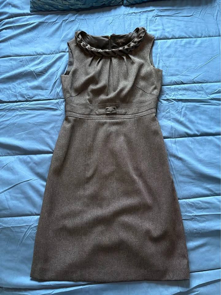 Tahari Arthur S. Levine Grey Sleeveless Sheath Dress - Size 6 - photo 4