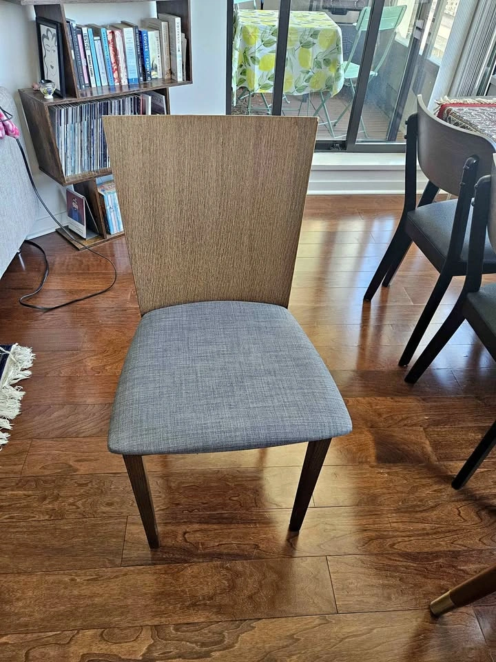 Structube Round Dining Table + 4 Chairs – Mid-Century Modern