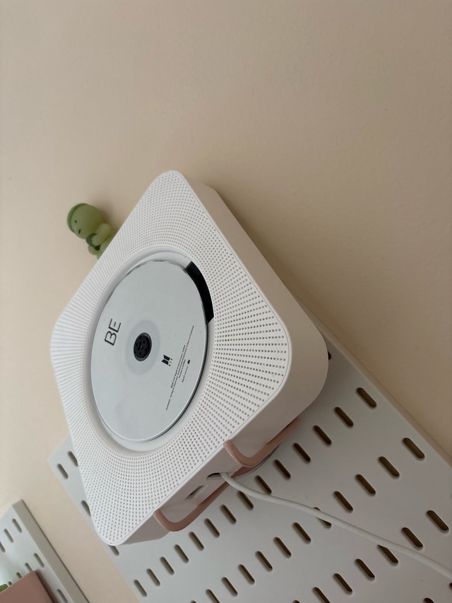 white speaker - photo 2