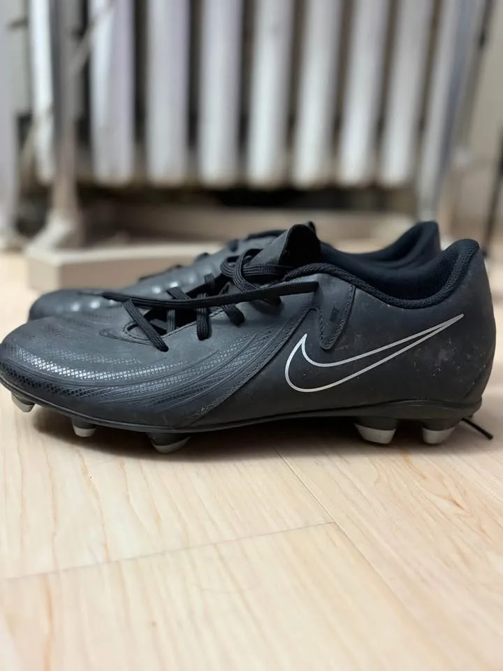 Women’s Nike cleats soccer image indicator(2)