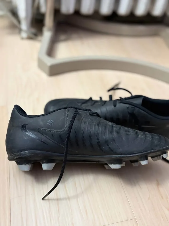 Women’s Nike cleats soccer image indicator(3)