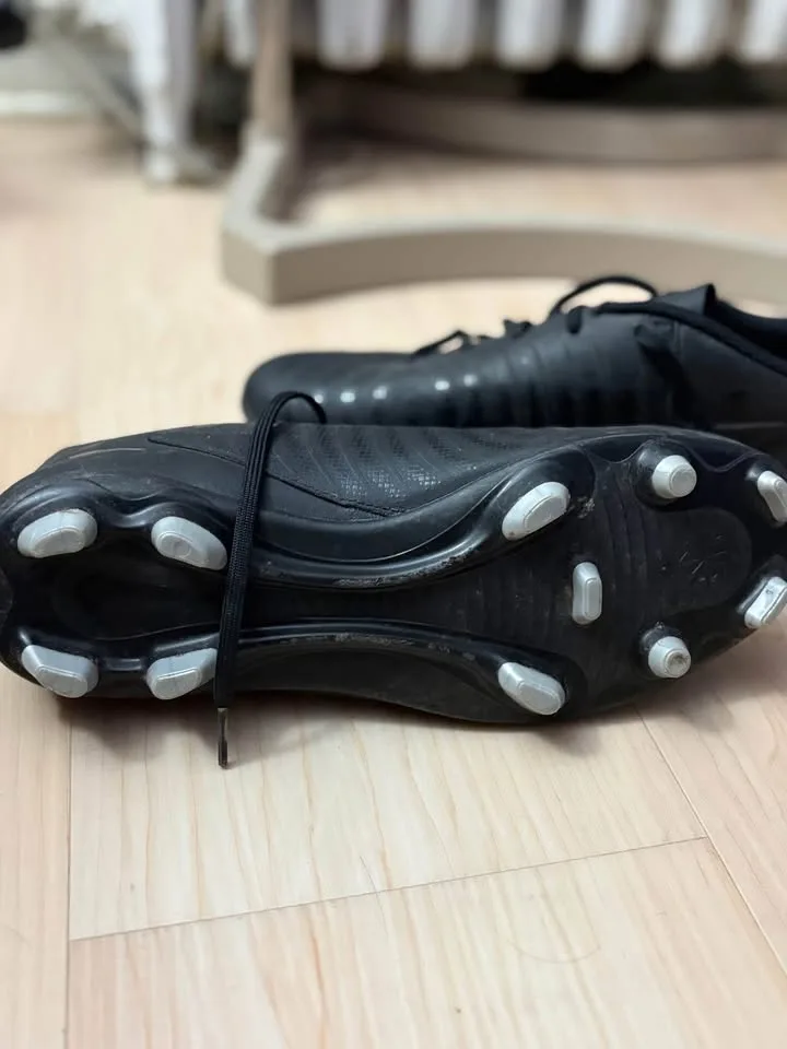 Women’s Nike cleats soccer image indicator(4)