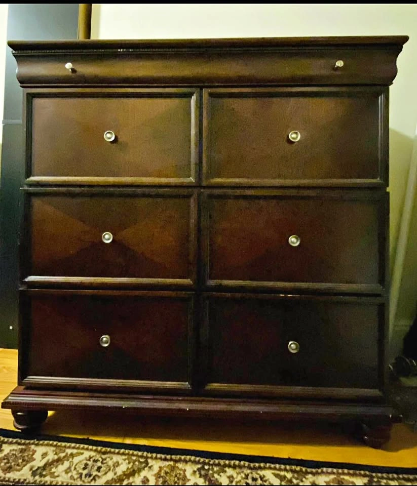 Dark Wood 4-Drawer Dresser