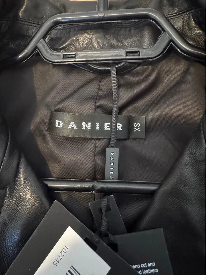 Brand New Danier Black Leather Jacket - Size XS - photo 3