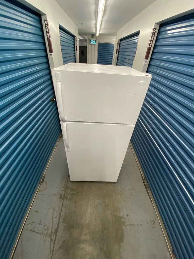 WHIRLPOOL WHITE FRIDGE
