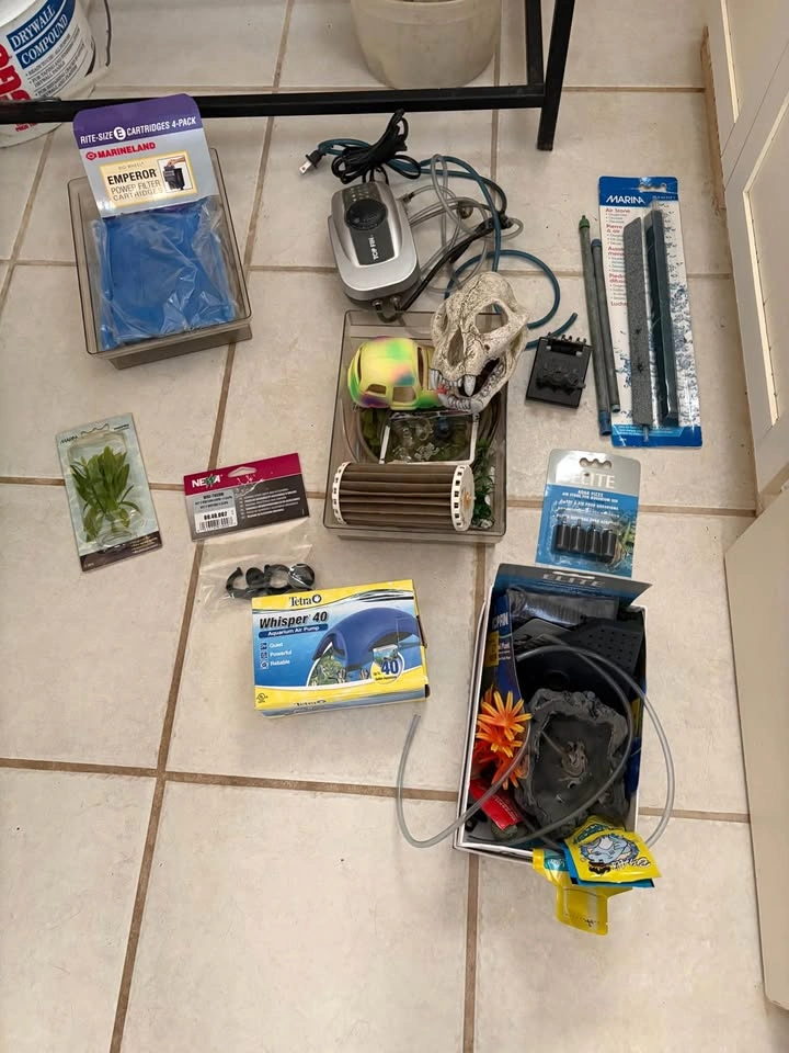 Fish tank with accessories - photo 3